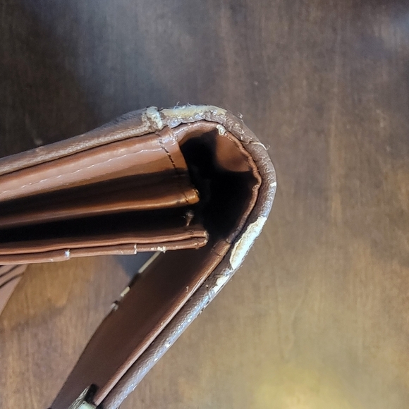 38. BCBG paris brown wallet with imperfections - Picture 5 of 5